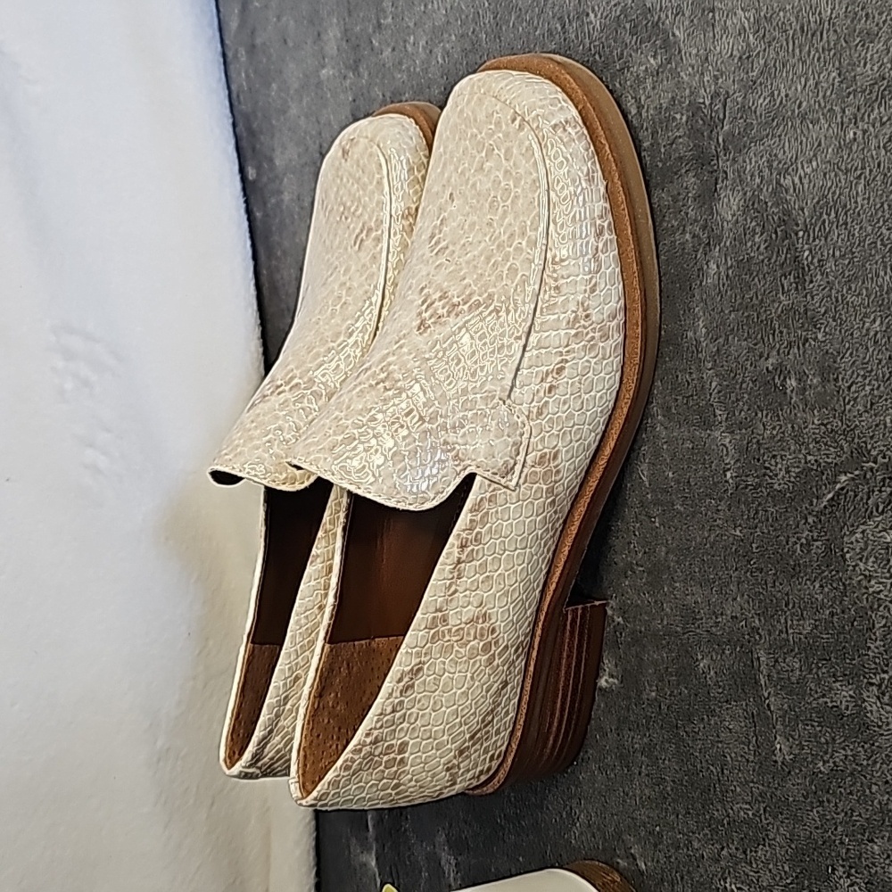 Franco Sarto Women’s Sandra cream and tan Flats Square Toe  Size 5.5